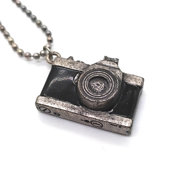 NEW CHICO'S 24" Rare Camera Pendant Statment Necklace in Silver - Picture 4 of 6
